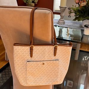 Michael Kors purse. In excellent condition barely used.